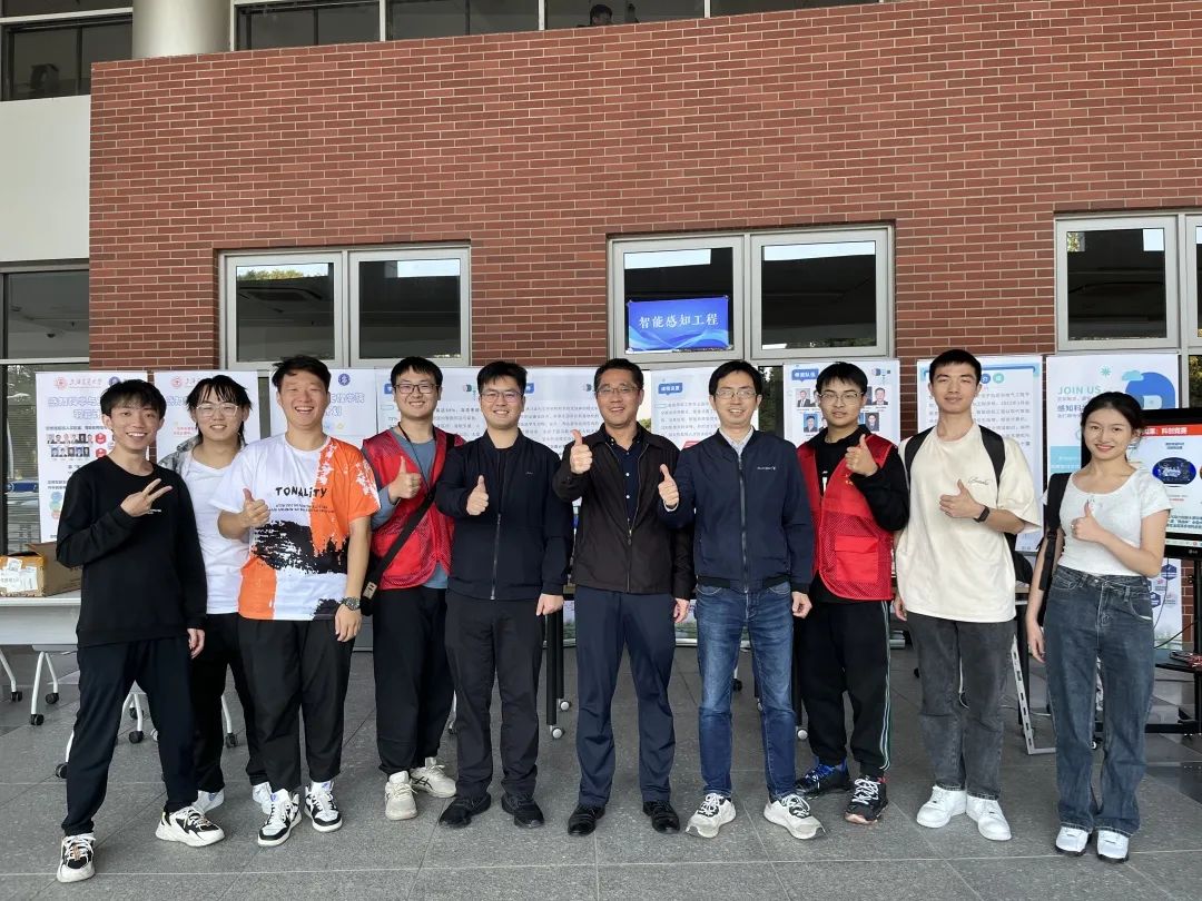 图8 老师和学生志愿者们合影.jpg